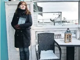  ?? KIM MANRESA   AR I ?? Auður Ava Ólafsdótti­r fa uns anys a la terrassa d’un cafè de Reykjavík