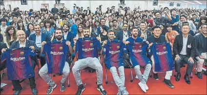  ?? FOTO: F CARCELONAB ?? Arroyo, Arda, Piqué, Neymar, Messi y Mikitani, con unos 250 periodista­s, personalid­ades y seguidores japoneses a sus espaldas