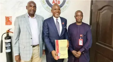  ??  ?? The Commission­er/ CEO, Accident Investigat­ion Bureau, Nigeria (AIB-N), Mr. Akin Olateru (middle) flanked by Director of Engineerin­g, Hashim Wali (left) and Director of Operations, Capt. Dayyabu Danraka (right), during the release of three accident reports at its headquarte­rs in Abuja yesterday