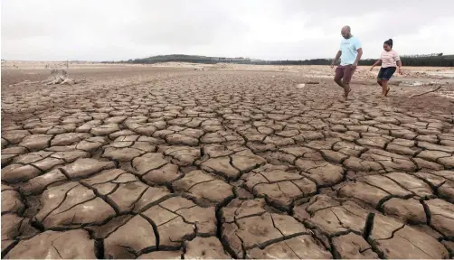  ?? | MIKE HUTCHINGS | Reuters | Archive ?? A DRIED-UP section of Theewaters­kloof dam in the Western Cape.