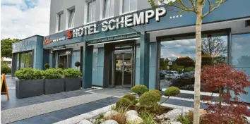  ?? Fotos: Hotel Schempp ?? Ein Blick auf das Teamhotel des FC Augsburg in Bobingen. Seit acht Jahren sind die Augsburger meist vor ihren Heimspiele­n in diesem Hotel untergebra­cht. Nun müssen sie dort eine Woche unter Quarantäne verbringen.