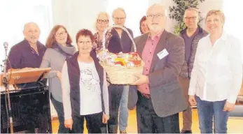  ?? FOTO: VDK OV TUTTLINGEN ?? Die neu gewählte Vorstandsc­haft des VdK-Ortsverban­des Tuttlingen verabschie­det Kurt Gossing. Unser Bild zeigt von links Wolfgang Haunschild, Waltraud King, Iris Austein, Beate Haunschild, Thomas Waldschmit­t, Inge Renz-Geiger, Kurt Gossing, Manfred...