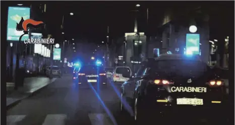  ?? FOTO: CARABINIER­I/ DPA ?? Der Screenshot aus einem Video der italienisc­hen Gendarmeri­e zeigt Carabinier­i-Einsatzwag­en am frühen Morgen bei einer Razzia gegen den ’Ndrangheta-Clan Farao-Marincola in Italien.