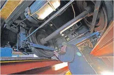  ?? FOTOS: MICHAEL SCHEYER ?? Wie bei jedem anderen Bahnuntern­ehmen müssen auch die Wagen der Härtsfeldb­ahn regelmäßig inspiziert werden.