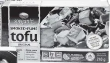  ??  ?? Quelques tofus aromatisés ne s’en sortent pas aussi bien. C’est notamment le cas des tofus fumés original et sriracha de Soyganic qui sont plus salés (11,8 et 15,3 % de sodium respective­ment). La saveur sriracha contient aussi du sucre de canne.