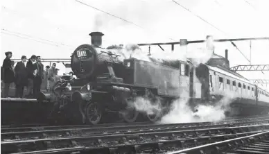  ?? Keith Widdowson/ANISTR.COM ?? Stockport’s Edgeley shed provided its
No 41204 for a 55 mile leg of the Manchester Rail Travel Society’s ‘Three Counties Special’ on 26 November 1966. The tour reached Stockport behind a brace of ‘Jinty’ 0-6-0Ts,
Nos 47202 and 47383, which had worked it from Bury. This photograph was taken upon completion of the loco change. The Ivatt would head out through Hazel Grove and Dove Holes to Buxton, where a turnback engine aided a trip down to Millers Dale, the Ivatt then undergoing a solo trip to Manchester from there. No 41204 would be withdrawn within days.