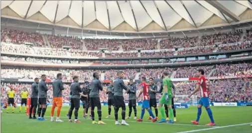  ??  ?? El Elche hace el pasillo al Atlético antes de iniciarse el partido del pasado domingo para reconocerl­e como campeón de LaLiga 2020-21.