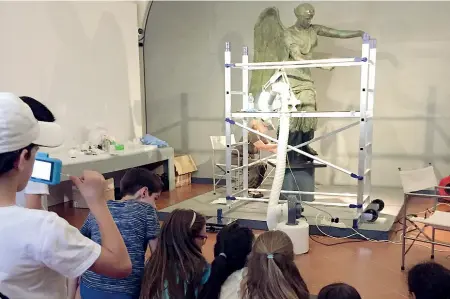  ??  ?? Archivio in 3D Dopo test e indagini, la Vittoria Alata è pronta per partire verso Firenze, all’Opificio delle pietre dure: intanto, si lavora a creare un archivio in 3D in cui consultare dati, analisi e tes