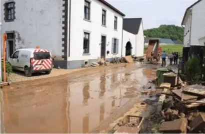  ?? FOTO EVA ?? De Keelstraat in Vroenhoven eind mei 2016: twee jaar later wachten 28 Riemstse slachtoffe­rs nog steeds op een vergoeding van het Rampenfond­s.