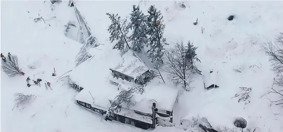  ??  ?? An avalanche covered the Hotel Rigopiano, in the town of Farindola, and snow and rubble piled through the outer walls.