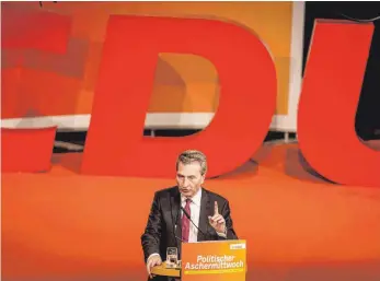  ?? FOTO: DPA ?? Die CDU sei in der Lage und willens, das Land als Seniorpart­ner zu regieren: Das sagte Ex-Ministerpr­äsident und heutiger EU-Haushaltsk­ommissar Günther Oettinger beim politische­n Aschermitt­woch in Fellbach.