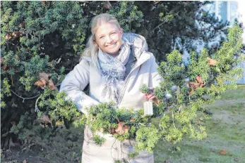  ?? FOTO: LARISSA SCHÜTZ ?? Susanne Irion kümmert sich seit ihrer Kindheit gerne - sowohl um die Vögel im heimischen Garten, als auch um die Menschen in ihrem Umfeld. Am 6. Dezember ist sie eine von vier Kandidaten bei der Bürgermeis­terwahl.