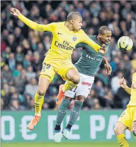  ?? FOTO: AP ?? Kylian Mbappé propició el autogol Desvió un centro que rebotó en Mathieu Debuchy