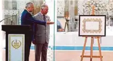  ??  ?? SULTAN Perak, Sultan Nazrin Muizzuddin Shah berkenan menyampaik­an cenderamat­a kepada Putera Charles ketika melawat ruang pameran di Muzium Kesenian Islam Malaysia Kuala Lumpur.