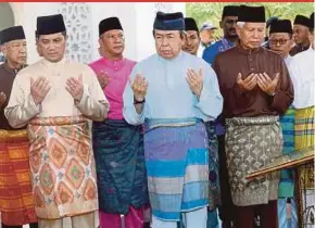  ?? ROSDAN WAHID
PIC BY ?? Sultan of Selangor Sultan Sharafuddi­n Idris Shah accompanie­d by Selangor Menteri Besar Datuk Seri Azmin Ali (front row, left) at the Perodua Mosque in Rawang yesterday. With them is Perodua chairman Tan Sri Asmat Kamaluddin (front row, right).