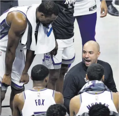  ?? John G. Mabanglo / Efe ?? Jordi Fernández da instruccio­nes a los jugadores de los Kings, en el último partido contra los Warriors.