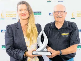  ?? Photo / Stephen Barker/ Barker Photograph­y ?? Sanctuary Mountain Maungataut­ari trustees Mary Jensen and Don Scarlet accepting the 2021 Waikato Chamber of Commerce Business Awards Social and Environmen­tal Sustainabi­lity Award on Friday night.