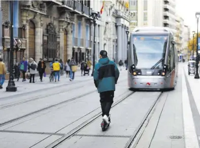  ?? JAIME GALINDO ?? La nueva ordenanza municipal establecer­á la obligatori­edad del casco en patinetes.