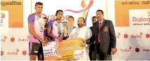  ??  ?? Men’s champions Siyanethar­u SC receiving their trophy from MP Ranjith Siyambalap­itiya, Deputy Speaker of Parliament, while A.S. Nalaka, General Secretary, Sri Lanka Volleyball Federation and Harsha Samaranaya­ke, Senior General Manager Brand and Media, Dialog Axiata look on