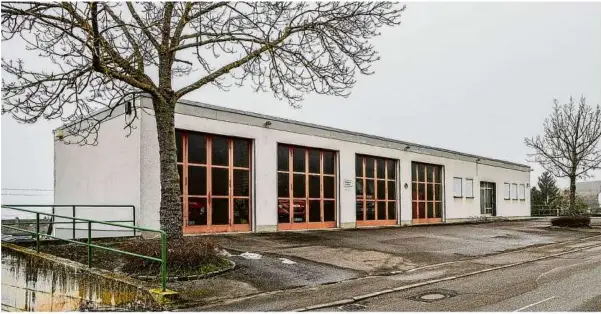  ?? Fotos: Rudi Penk ?? In die Jahre gekommen: das Feuerwehrg­erätehaus in Hohenmemmi­ngen.