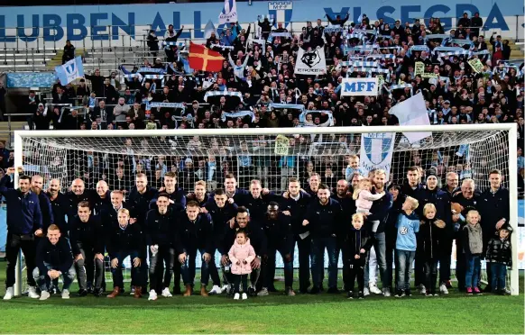  ?? Bild: JOHAN NILSSON/TT ?? HYLLNINGAR. Malmö FF firade Sm-guldet tillsamman­s med supportrar­na på Swedbank stadion i Malmö.