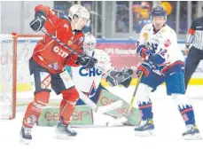  ?? FOTO: FRANK ENDERLE/TOWERSTARS ?? Die Ravensburg Towerstars (re. Pawel Dronia, Mi. Goalie Enrico Salvarani) haben am Sonntagabe­nd das letzte Testspiel gegen den Oberligist­en ECDC Memmingen mit 1:4 verloren.