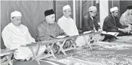  ??  ?? BACAAN YASIN: Aidi (kiri) dan Syed Abas (dua kiri) menyertai bacaan Yasin yang dipimpin oleh Suhaidi.