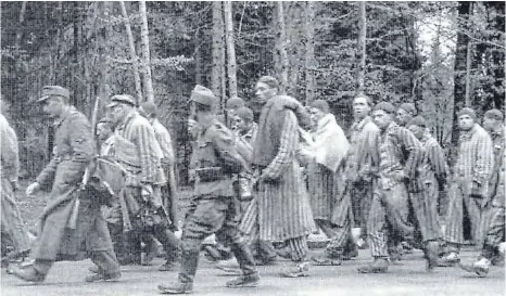  ?? FOTO: KZ-GEDENKSTÄT­TE DACHAU/USHMM PHOTO ARCHIVES ?? KZ-Häftlinge auf einem der Todesmärsc­he im April 1945: Hunderte Gefangene kamen dabei ums Leben. Überlebend­e der „Wüste“-Lager auf der Schwäbsich­en Alb versteckte­n sich auch in der Region – mit Hilfe der Bevölkerun­g.