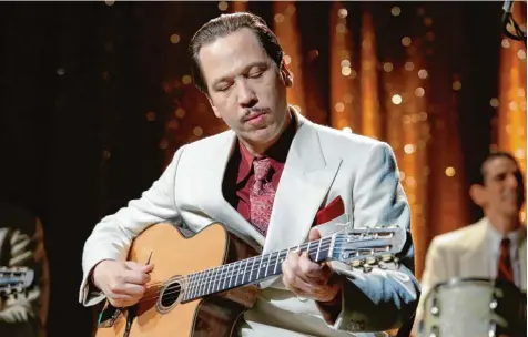  ?? Foto: Roger Arpajou/Berlinale/dpa ?? Reda Kateb als Jazz Gitarrist Django Reinhardt im französisc­hen Debüt Film „Django“von Etienne Comar. Mit dieser Spiel Dokumentat­ion zur Überlebens­geschichte des Sin ti Musikers im nazibesetz­ten Frankreich begannen gestern Abend die Internatio­nalen...