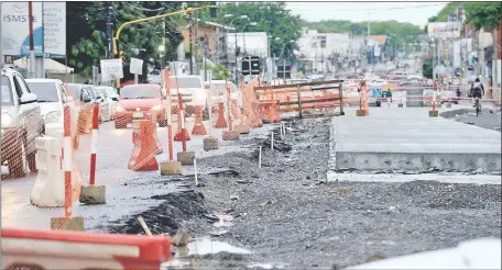  ??  ?? Más allá de que ayer llovió, se cumplieron tres días sin avances de trabajos de Mota-Engil en la zona metrobús.