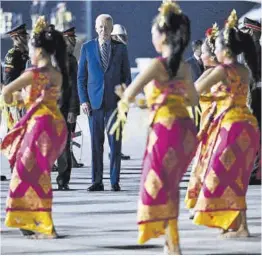  ?? Saul Loeb / AFP ?? El president dels EUA, Joe Biden, després d’aterrar ahir a Bali.