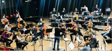  ??  ?? Les musiciens de l’orchestre de Cannes et leur chef Benjamin Lévy répètent leur concert de la fête de la musique. Le programme est une surprise ! (Photo PH. D.)