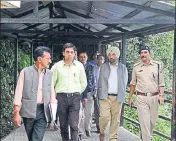  ?? DEEPAK SANSTA/HT ?? CBI and forensic team at the IGMC hospital for examining Suraj’s body in Shimla on Tuesday.