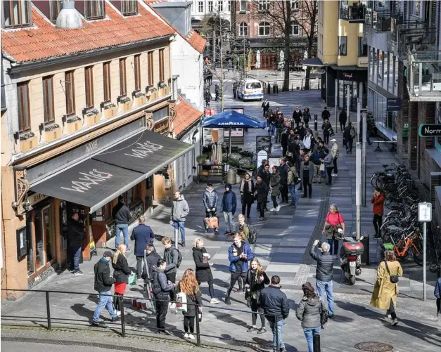  ??  ?? Da køen var længst, gik den helt ned til åen og Magasin, men det så ikke ud til at genere de mange ølhungrend­e med gryder, kander, spande, blendere og krus til at transporte­re de gratis, gyldne dråber.