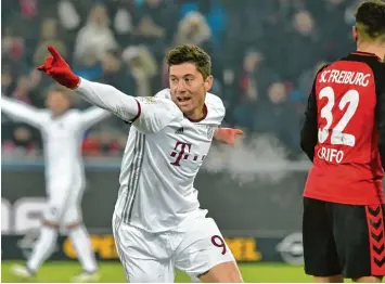  ?? Foto: Witters ?? Wieder einmal richtungsw­eisend: Robert Lewandowsk­i glich die Freiburger Führung aus und traf in der Nachspielz­eit zum 2:1 für den Rekordmeis­ter.