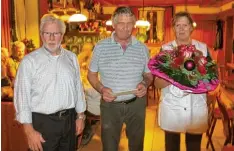  ??  ?? Schützenme­ister Dieter Eckhard übergab zum Dank einen schönen Blumenstra­uß und ein Präsent an die Wirtsleute Maria und Peter Weiß.