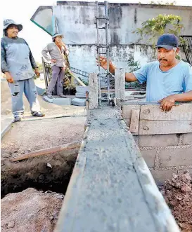  ??  ?? Casi todas las casas colapsadas están siendo edificadas otra vez.