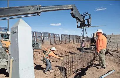  ??  ?? TRABAJADOR­ES DE Ultimate Concrete, empresa encargada de construir una parte del muro fronterizo del presidente Trump, este mes, en Puerto Palomas, México