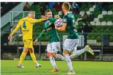  ?? FOTO: SCHLICHTER ?? Kapitän Patrick Lienhard (Mitte) klatscht mit Marcel Carl ab. Aber so richtig in Schwung kam der FC Homburg gegen Pirmasens nicht.