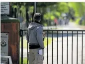  ?? FOTO: MICHAEL BAHLO/DPA ?? Im Ferienlage­r Heidesee, über dessen Zaun hier ein Mann schaut, wurden Berliner Schüler nach Polizeiang­aben rassistisc­h beschimpft.