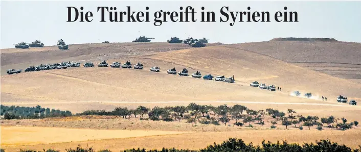  ??  ?? Eine türkische Militärkol­onne setzt sich nahe der Grenzstadt Karkamiş in Marsch Richtung Syrien. Ziel ist die Errichtung einer von der Türkei kontrollie­rten Zone entlang der Grenze.