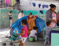  ?? /MANUEL OCAÑO ?? Cientos de pequeños han llegado a la ciudad de Tijuana acompañado­s solo por su madre.