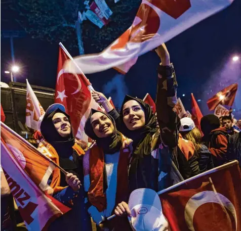  ?? Foto: imago ?? Menschen in Istanbul bejubeln den Ausgang des Referendum­s, darunter: viele junge Frauen. Auch gestern gab es aber ebenso Gegendemon­strationen. Noch am Abend wurde der landesweit­e Ausnahmezu­stand erneut um drei Monate verlängert – zum „Schutz der...