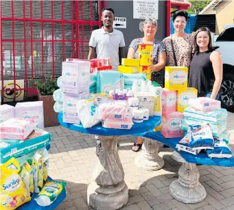  ?? ?? Councillor Phaka Murwa along with Savannah Mall management, Janene Wessels and Biance Krauze with Sandra Janse van Rensburg from Ngwana Baby House.