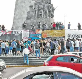  ?? ESPINOZA ?? Se reunieron en glorieta de los Niños Héroes, ahora llamada de los Desapareci­dos/agapito