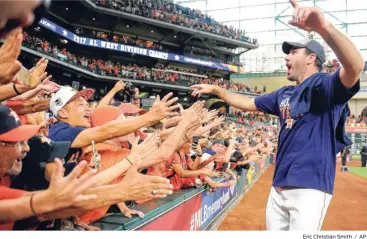  ?? Eric Christian Smith / AP ?? Justin Verlander saluda al público luego del triunfo de los Astros sobre los Marineros el domingo.