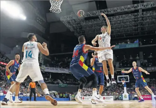  ??  ?? INCISIVO. Fabien Causeur, una de las cuatro novedades del Madrid, se estrenó en el WiZink Center con una actuación muy completa.