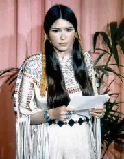  ?? MICHAEL OCHS ARCHIVES/GETTY IMAGES/TNS ?? Sacheen Littlefeat­her holds a written statement from actor Marlon Brando refusing his Best Actor Oscar onstage at the Academy Awards on March 27, 1973, in Los Angeles.