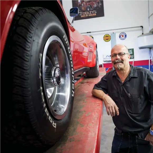  ??  ?? STORT INTRESSE. Göran Ernflykt driver sedan några år företaget USA Parts &amp; Service i Munkedal och har alltid gillar äldre bilar från USA. Han jobbar idag med bilar.