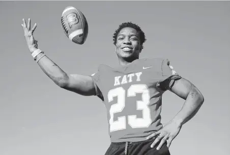  ?? Melissa Phillip / Staff photograph­er ?? Junior running back Seth Davis rushed for nearly 700 yards in the playoffs alone, helping Katy reach the state semifinals.